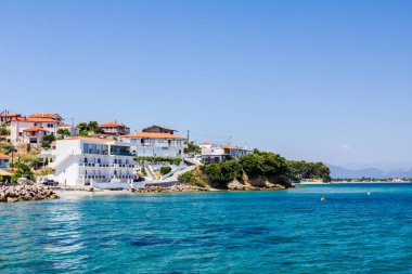 Kristal berraklığında su ve güzel yerleşim ile kayalık sığ