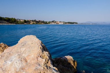 Rock deniz seviyesinden yapışkanlık dışarı, şehir su üzerinde