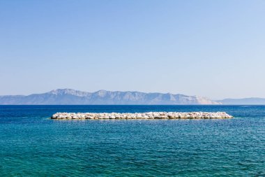 Deniz kıyısı boyunca büyük yapay resif olarak taş yığını yığılmış 