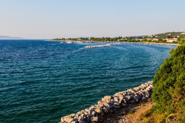 Manzara bir yoğun ve Denizi defne, çam çevresinde çeşitli bitki örtüsü