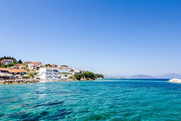 Kristal berraklığında su ve güzel yerleşim ile kayalık sığ