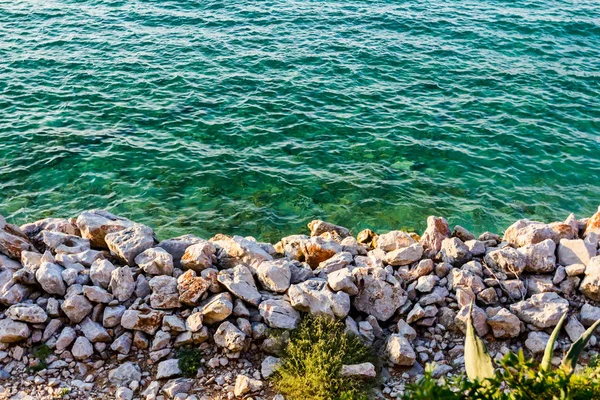 Montón apilado de piedras a lo largo de la costa amurallada contra erosi agua — Foto de Stock