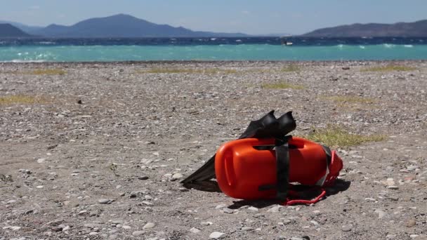 Κόκκινη διάσωσης σημαντήρα στέκεται και ζεύγος κολύμπι βατραχοπέδιλα. — Αρχείο Βίντεο