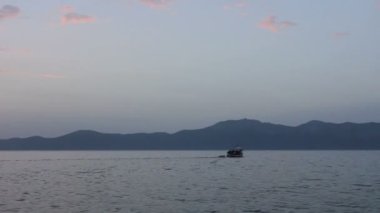 Öbür tarafa sakin deniz balıkçı teknesi gibi