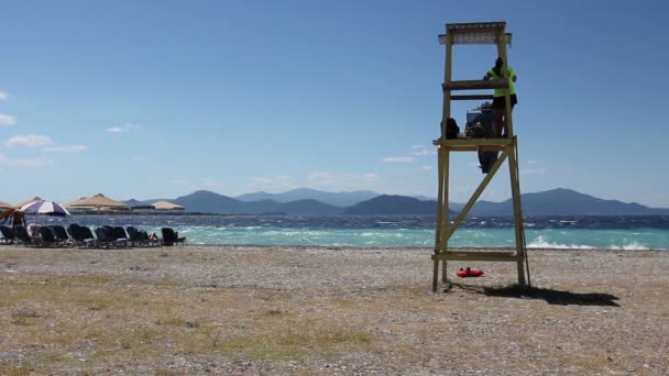 Observation post, tower, badvakt station på stranden — Stockvideo