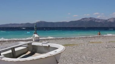 Kumsalda beyaz küçük sandal gemi kuru geldi 