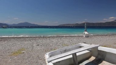 Yerleştirilmiş, plajda, geri küçük tekneyi kuru kıyı şeridi.