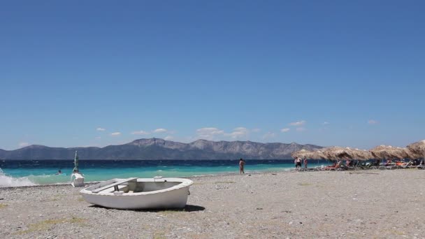 Petit bateau à rames blanc en cale sèche sur la plage — Video