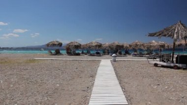 Ahşap kumlu plaj yol, way tropikal bar şemsiye ve şezlonglar için.