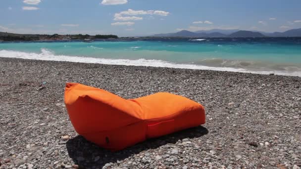 Lujosas tumbonas de moda, tumbonas para relajarse en la playa de arena — Vídeo de stock