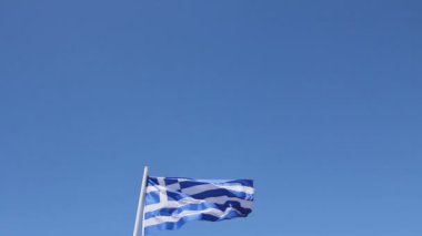Rüzgarla çırpınır Yunanistan bayrağı.