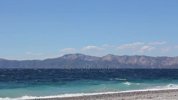 海浪花泡沫对海滩上的鹅卵石，海岸 — 图库视频影像