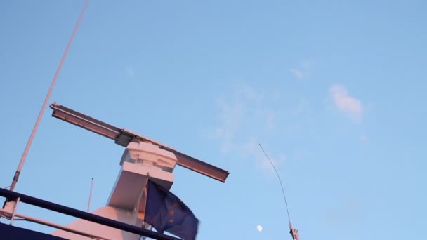 Bandera de la UE ondea sobre el viento . — Vídeo de stock