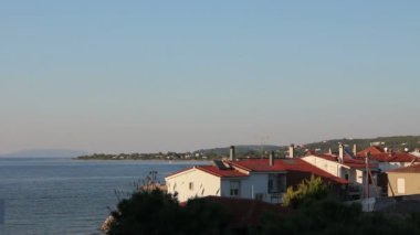 Sahil, denize yakın şehir.