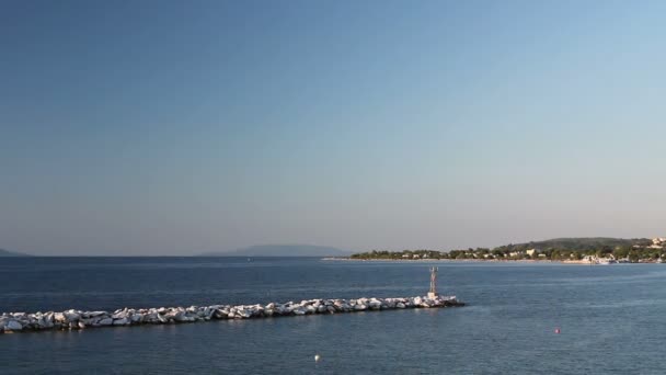 Accatastati mucchio di pietre come enorme barriera corallina artificiale lungo la riva del mare — Video Stock