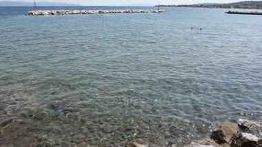 Deniz kıyısı boyunca büyük yapay resif olarak taş yığını yığılmış 