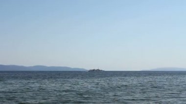 Feribot Tekne nakliyesi erken şafak, deniz üzerinde güneş doğarken geçen olduğu