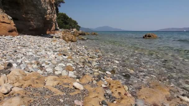 Havet erosion av karga klippor på klippiga kust — Stockvideo