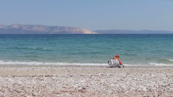 Rilassarsi sulla spiaggia di sabbia — Video Stock