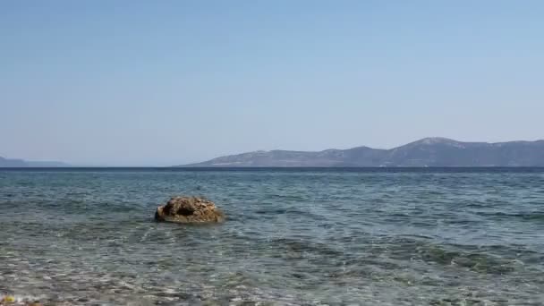 La roccia è sporgente sopra l'acqua della secca, sopra il livello del mare — Video Stock