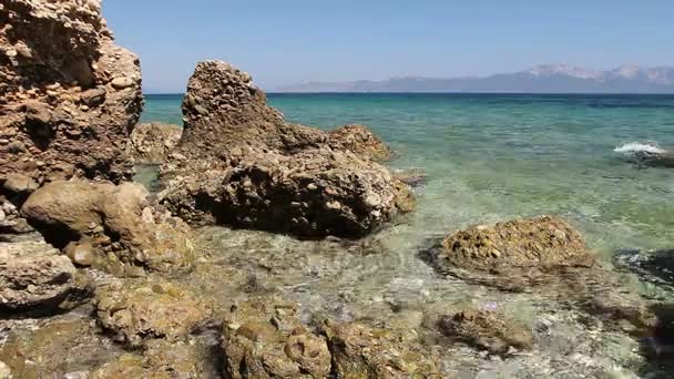 Rock is sticking out above the shoal water, above the sea level — Stock Video