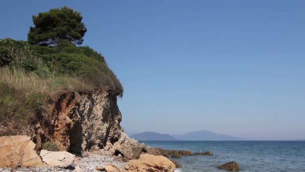 Le pin est au sommet d'une falaise rocheuse à côté de la côte .