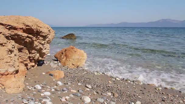 La roche sort au-dessus du haut-fond, au-dessus du niveau de la mer — Video