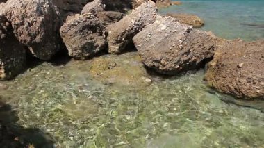 Deniz erozyon kayalık sahil şeridi üzerinde engebeli kayalıklarla
