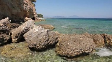 Deniz erozyon kayalık sahil şeridi üzerinde engebeli kayalıklarla