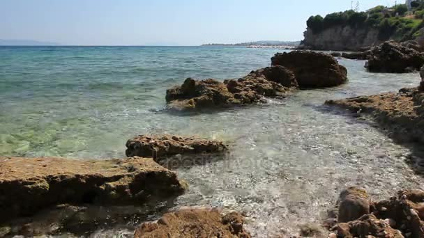 La roccia è sporgente sopra l'acqua della secca, sopra il livello del mare — Video Stock