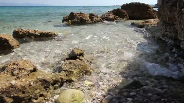 Rock je trčí nad mělké vodě, nad hladinou moře — Stock video