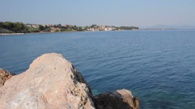 Rock deniz seviyesinden yapışkanlık dışarı, şehir su üzerinde