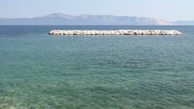 Deniz kıyısı boyunca büyük yapay resif olarak taş yığını yığılmış.