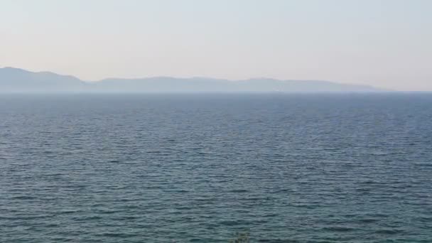 Пейзаж открытого моря с островами на заднем плане — стоковое видео