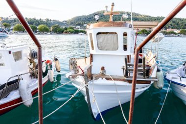 Tekne balık tutmak için ekipmanlar ile ipler için iskele, w ile bağlı