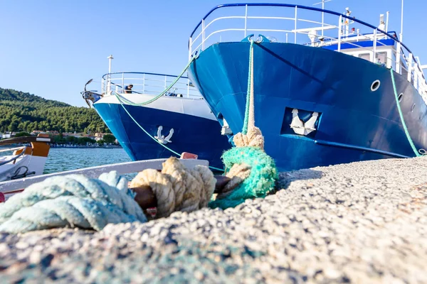 Dos grandes barcos de pesca están atados con cuerda para el muelle, marina —  Fotos de Stock