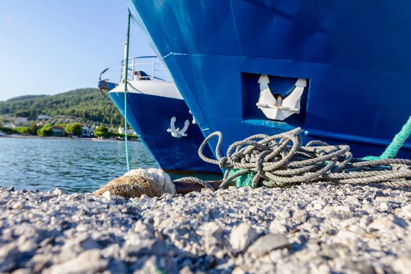 Dos grandes barcos de pesca están atados con cuerda para el muelle, marina —  Fotos de Stock