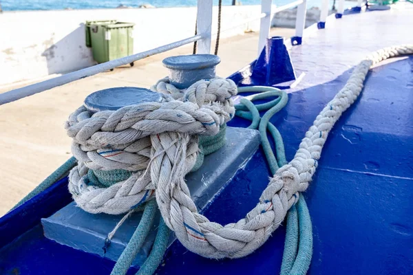 Место на лодке, где корабль связан веревками для причалов — стоковое фото