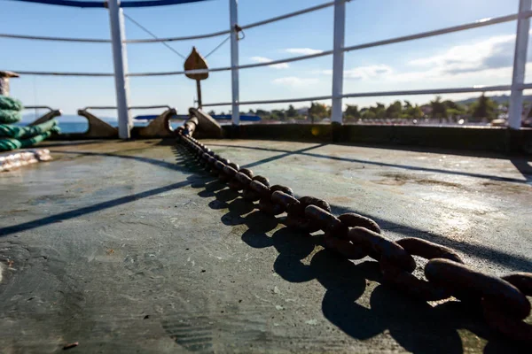 Retroiluminado en la cubierta del barco en el día soleado con cadena para el ancla —  Fotos de Stock