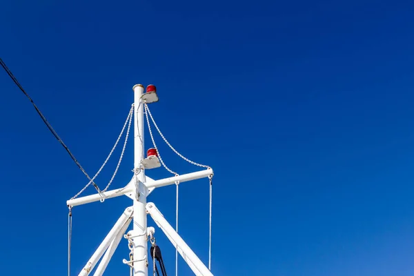 Olhando para o mastro principal em um navio de pesca — Fotografia de Stock