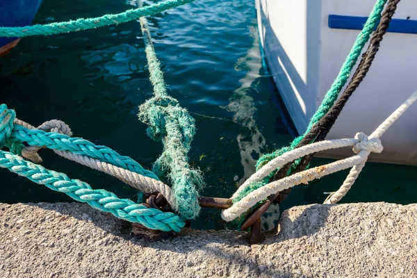 Lugar en el muelle donde los barcos están atados con cuerdas —  Fotos de Stock