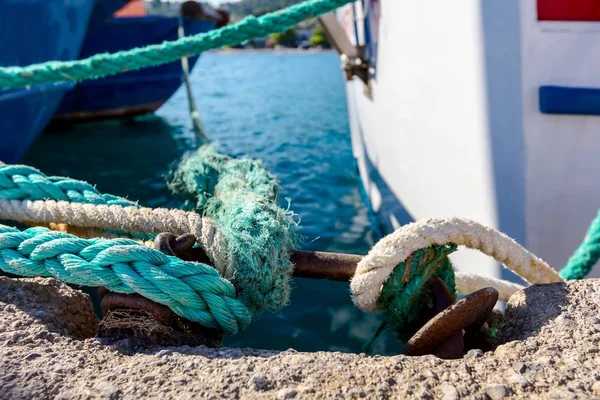 Lugar en el muelle donde los barcos están atados con cuerdas —  Fotos de Stock