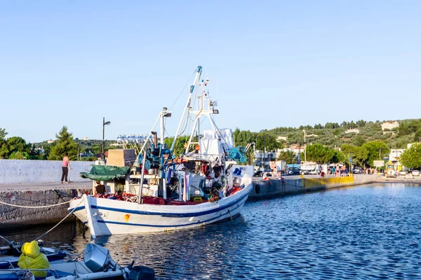 Barcos com equipamento de pesca são amarrados com cordas para o cais, w — Fotografia de Stock