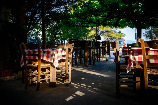 Am frühen Morgen vor dem traditionellen Wirtshausrestaurant — Stockfoto