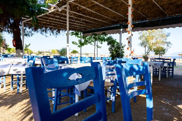 Temprano en la mañana tradicional restaurante colorido taberna junto a la playa — Foto de Stock