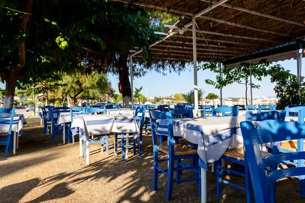 Temprano en la mañana tradicional restaurante colorido taberna junto a la playa — Foto de Stock