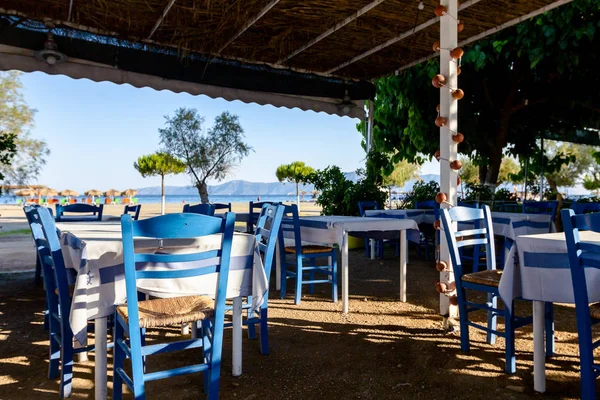 Early morning traditional colorful tavern restaurant by the beac — Stock Photo, Image