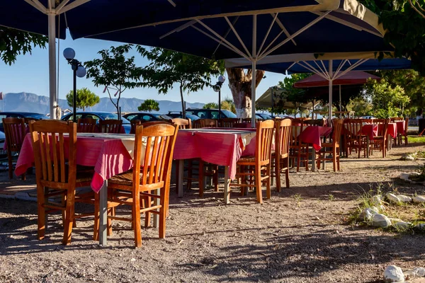 Temprano en la mañana tradicional restaurante colorido taberna junto a la playa — Foto de Stock