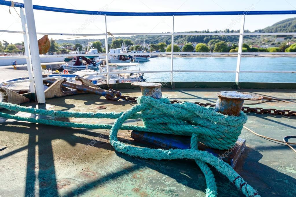 Lugar en el barco donde la nave se ata con cuerdas para muelle — Fotos