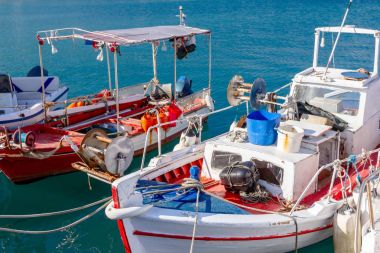 Tekne balık tutmak için ekipmanlar ile ipler için iskele, w ile bağlı